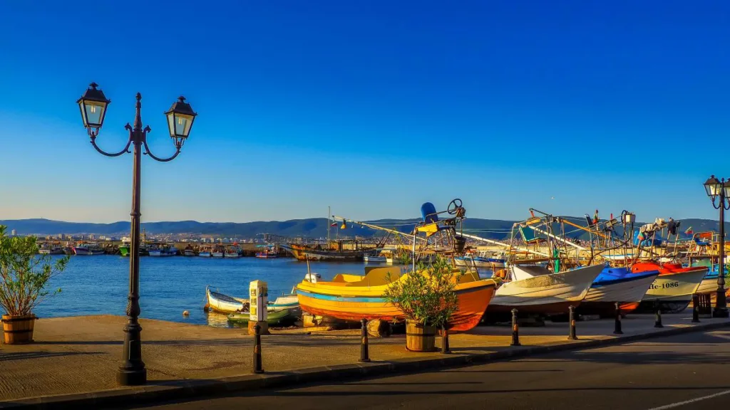 ein Hafen in Bulgarien am Abend, Aufbruchstimmung zum Auswandern