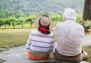 ein älteres Pärchen sitzt und schaut in richtung eines Weinbergs