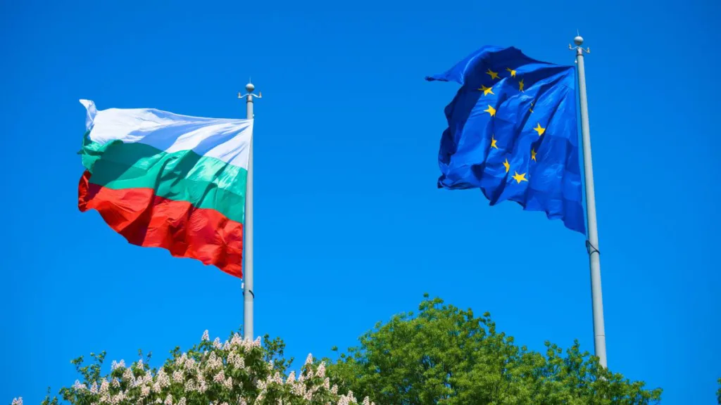 Die bulgarische und die EU-Flagge mit blauem Himmel