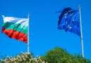Die bulgarische und die EU-Flagge mit blauem Himmel