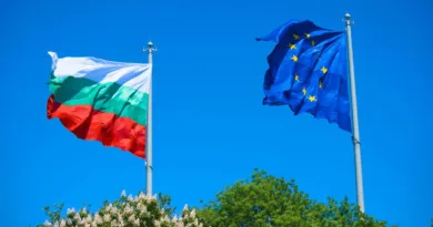 Die bulgarische und die EU-Flagge mit blauem Himmel