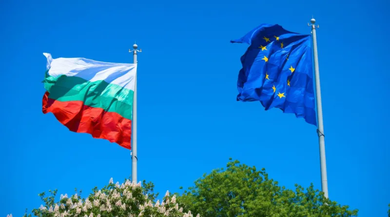 Die bulgarische und die EU-Flagge mit blauem Himmel