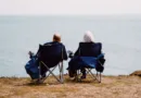 ein älteres Paar sitzt und schaut aufs Meer hinaus