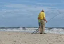 zwei ältere Herren stehen mit einer Angel am Strand