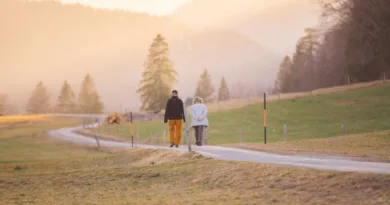 ein älteres Paar läuft ein Bergtal entlang