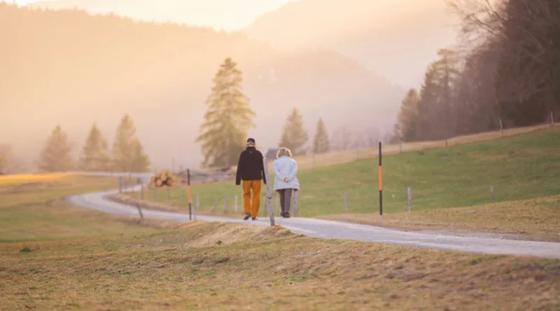 ein älteres Paar läuft ein Bergtal entlang