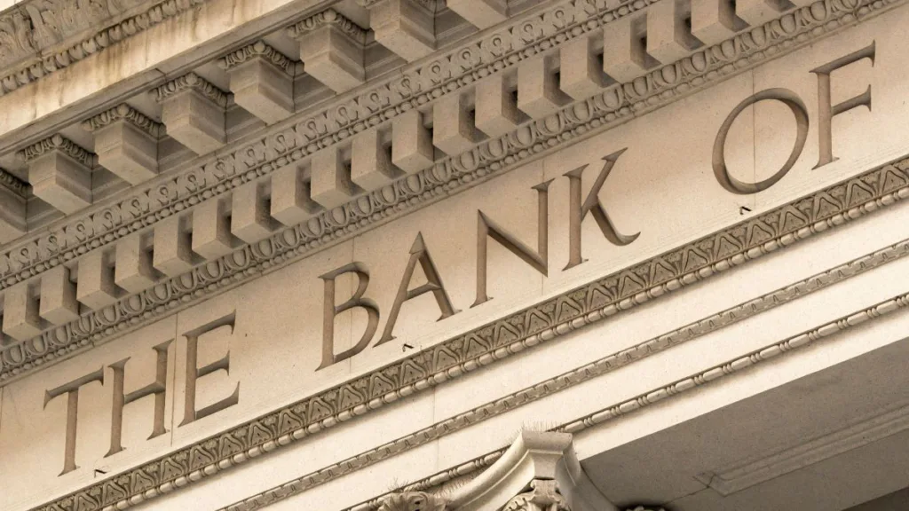 "THE BANK OF" Schriftzug eines Bankgebäudes