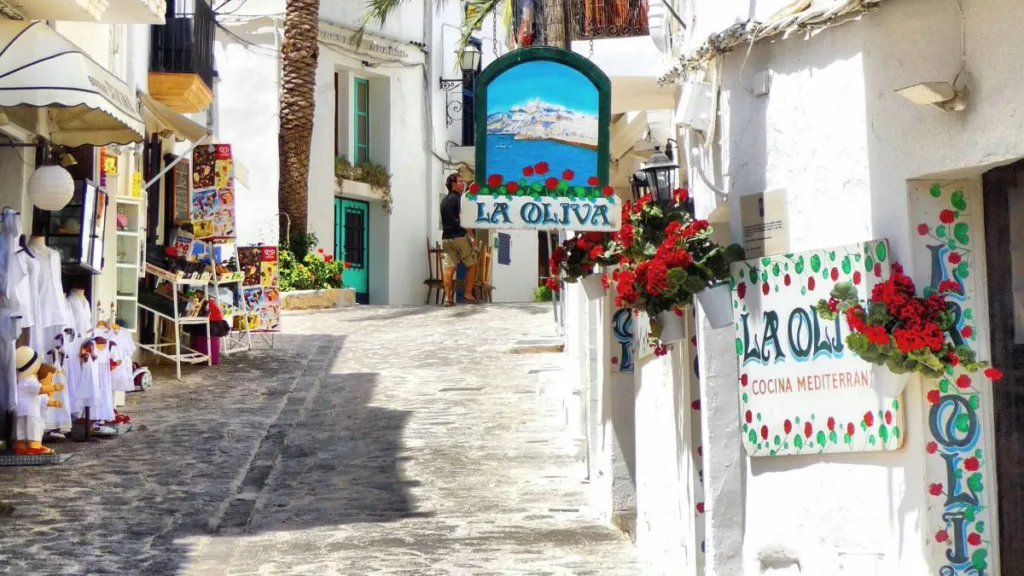 eine typische weiße Gasse in Spanien
