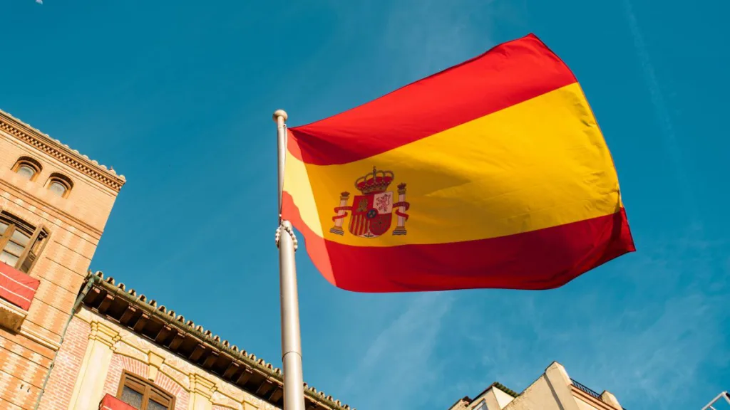 die spanische Flagge an einem Mast