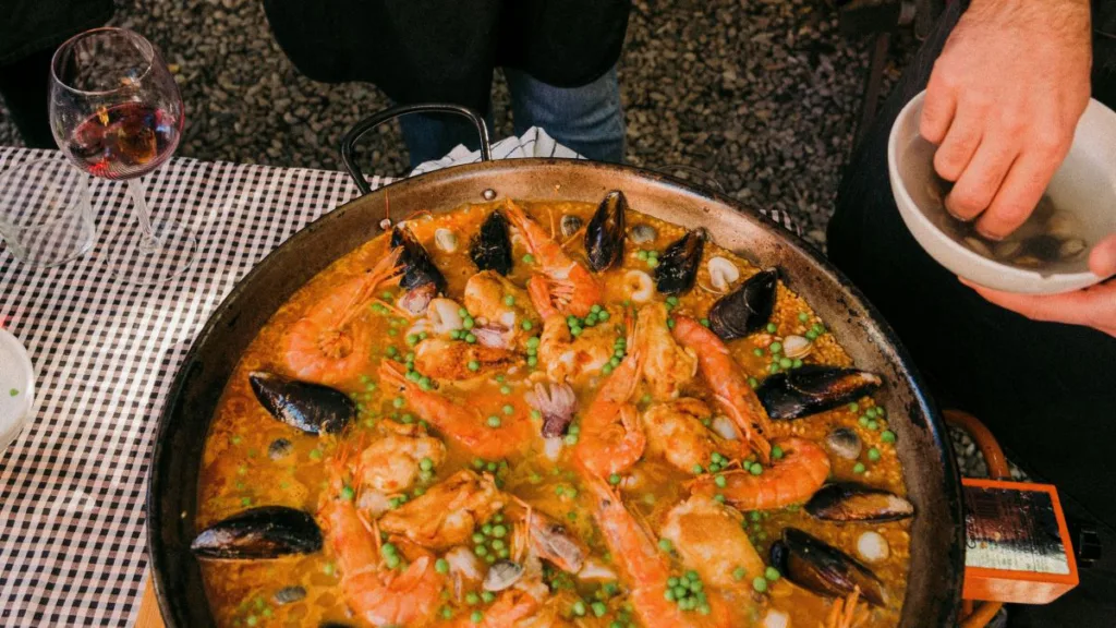 eine Paella in der Nahaufnahme