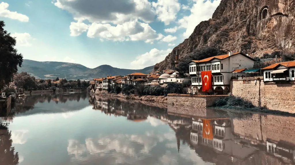 ein kleines Bergdorf in der Türkei an einem Fluss