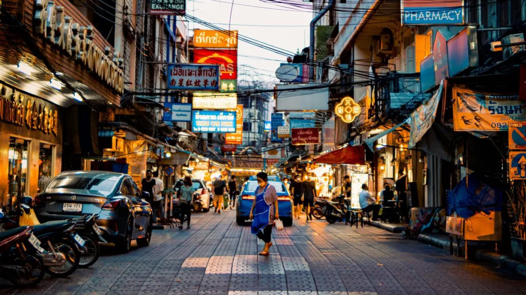 eine typische Einkaufsstrasse in Thailand