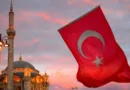 eine türkische Fahne weht im Wind