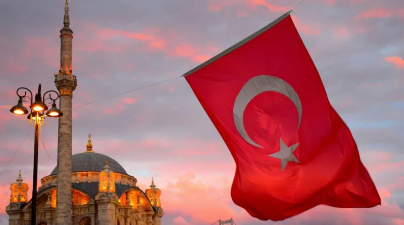 eine türkische Fahne weht im Wind