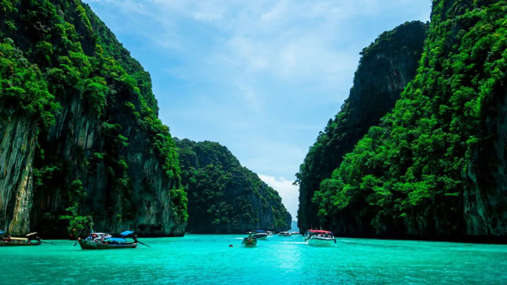 thailändische Landschaft mit Wasser und Felsen