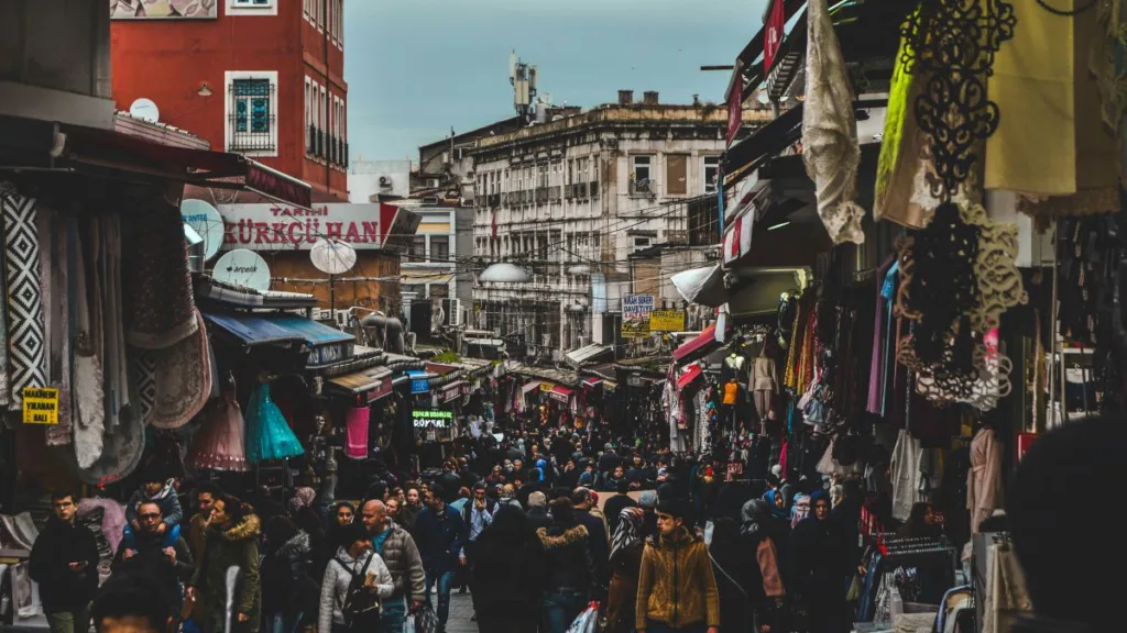 viele Senioren auf einen Basar in der Türkei