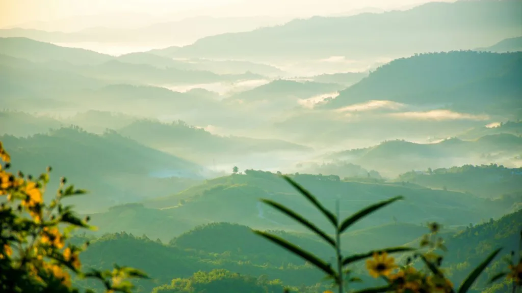morgendlicher Blick über Berge in Thailand
