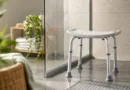 Duschhocker mit rutschfesten Füßen in einer modernen, bodengleichen Dusche mit Glasabtrennung