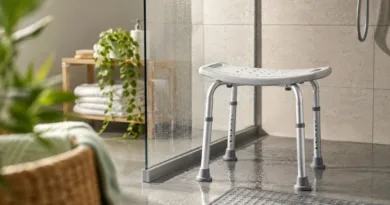 Duschhocker mit rutschfesten Füßen in einer modernen, bodengleichen Dusche mit Glasabtrennung