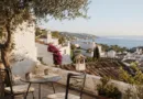 Ausblick von einer spanischen Terrasse über eine Bucht