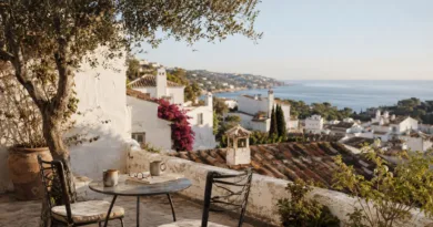 Ausblick von einer spanischen Terrasse über eine Bucht