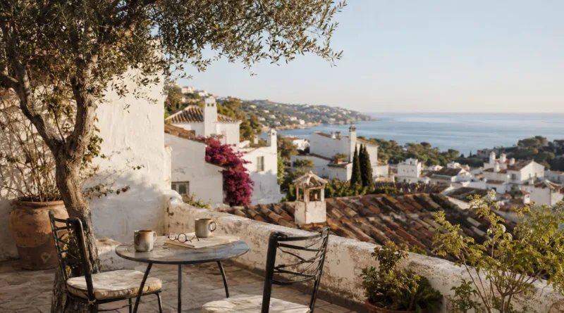 Ausblick von einer spanischen Terrasse über eine Bucht