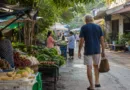 ein Senior schlendert über einen thailändischen Markt