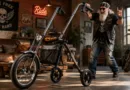 Senior im Rocker-Stil mit einem Dreirad-Rollator im Chopper-Design