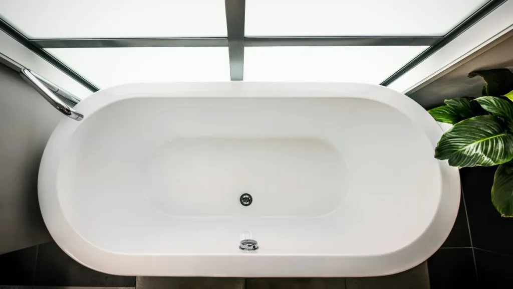 eine schöne weiße Badewanne von oben betrachtet vor einem Fenster
