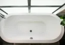 eine schöne weiße Badewanne von oben betrachtet vor einem Fenster
