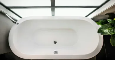 eine schöne weiße Badewanne von oben betrachtet vor einem Fenster