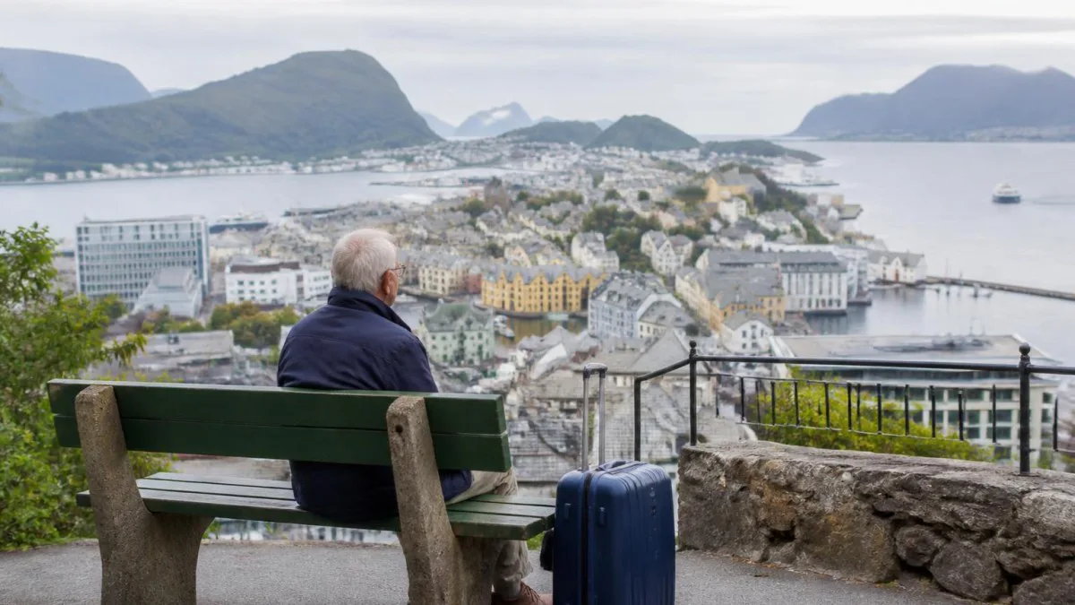 Senior beim Erkunden einer norwegischen Stadt im Probeaufenthalt