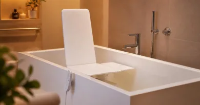 Modernes Badezimmer mit elektrischem Badewannenlift an einer weißen Badewanne