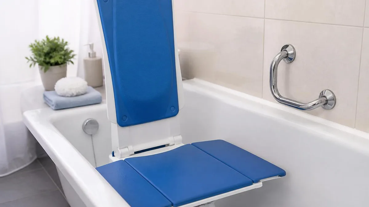 Gepolsterter Sitz eines Badewannenlifts mit sichtbaren Haltegriffen in einer Badewanne