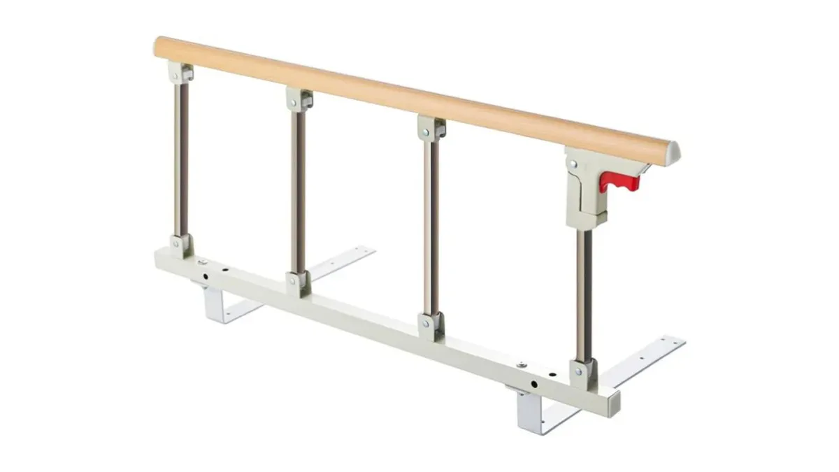 Bettgitter in Holzoptik an einem gemütlichen Seniorenbett, warme Holzfarbe