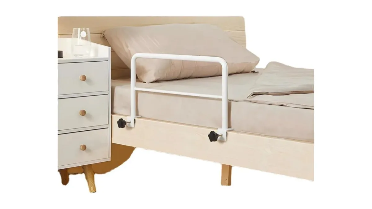 Weißes Aufsteck-Bettgitter an einem standard Seniorenbett, schlichtes Design
