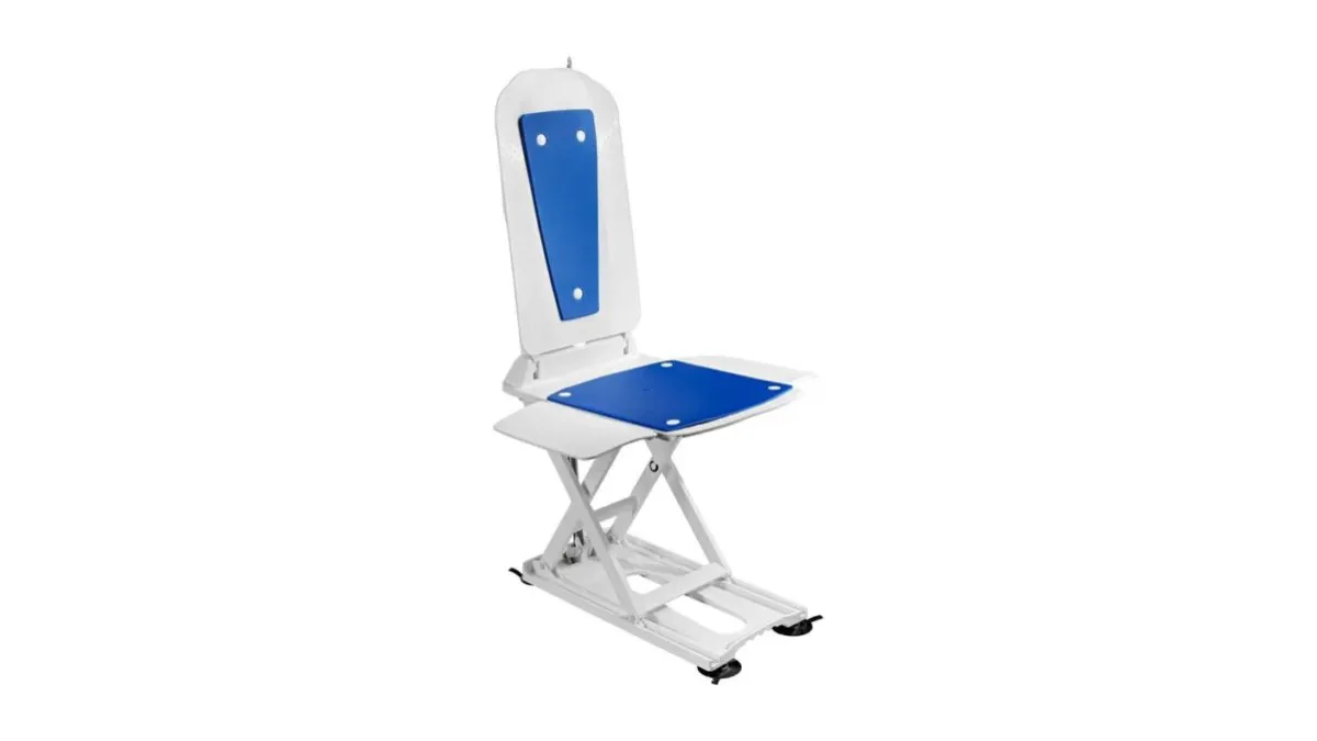 Dietz KANJO Eco Badewannenlifter auf hellen Badfliesen montiert