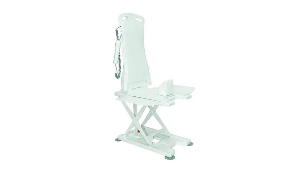 Drive Medical Bellavita Comfort mit gepolstertem Sitz in einer Badewanne