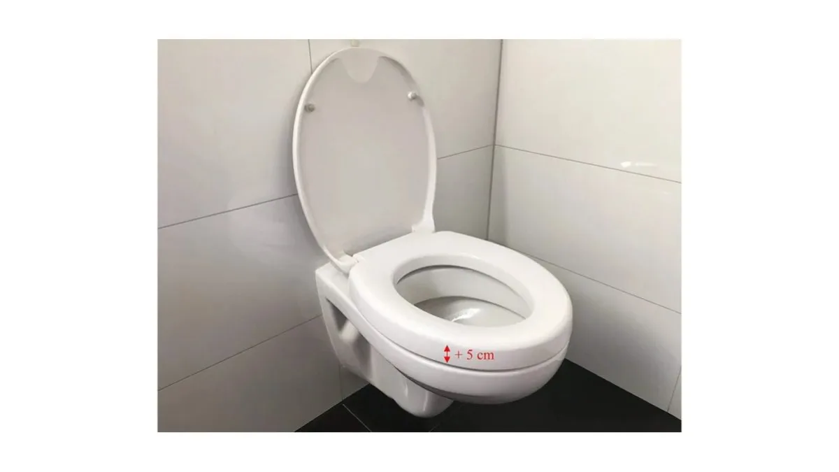 Duroplast-Toilettensitzerhöhung Novara Plus auf weißem Hintergrund, kompakte Form