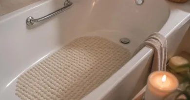 Seniorengerechte Badewanne mit eingelassener rutschfesten Matte, warme Beleuchtung
