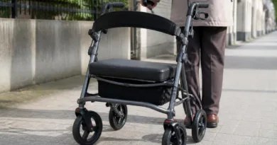 Schwerlast-Rollator auf Gehweg mit verstärktem Rahmen und breitem Sitz