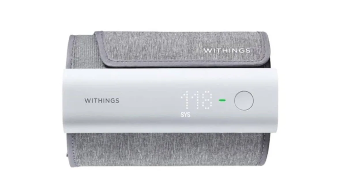 Withings BPM Connect Oberarmgerät mit schlankem Design und kompakter Manschette, LED‑Anzeige angedeutet