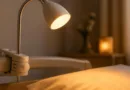Seniorengerechte Klemmlampe am Pflegebett mit warmem Licht