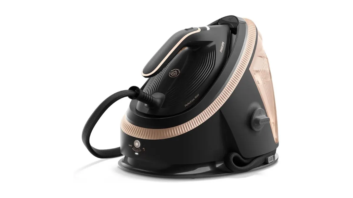 Philips PerfectCare 7000 Serie Dampfbügelstation mit Bügeleisen auf einem Bügelbrett