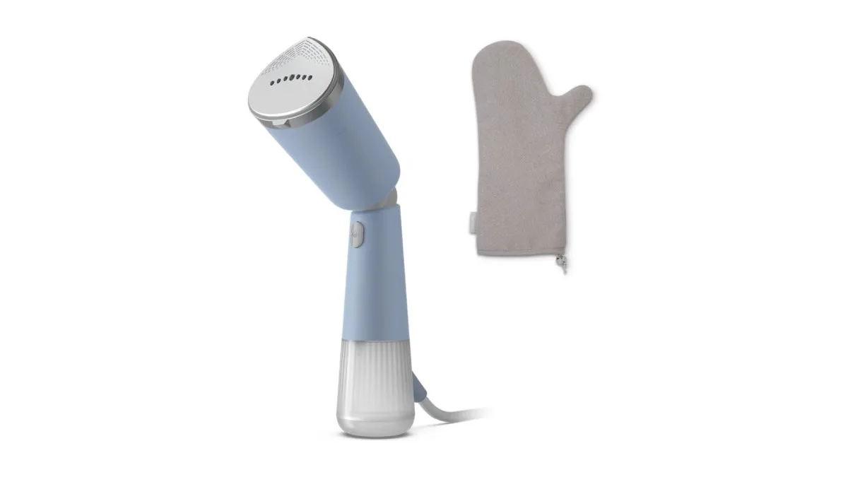 Blauer Philips Steamer 5000 Serie mit Tasche auf einem Stuhl, griffbereit